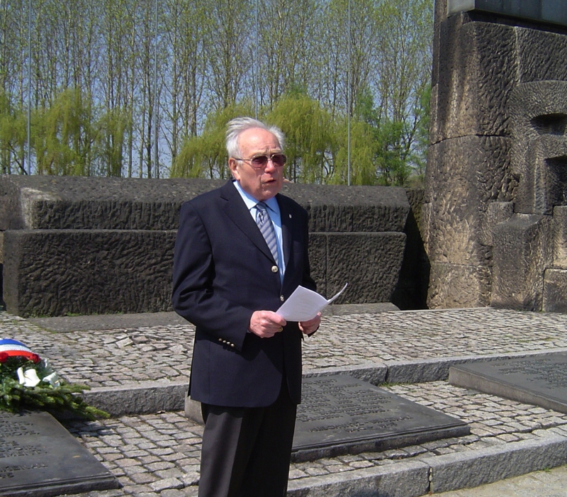 Le 24 avril 2005, devant le monument commémoratif de Birkenau, Lucien Ducastel s‘adresse aux participants du voyage organisé par l’association qu’il a co-fondée. © Mémoire Vive.