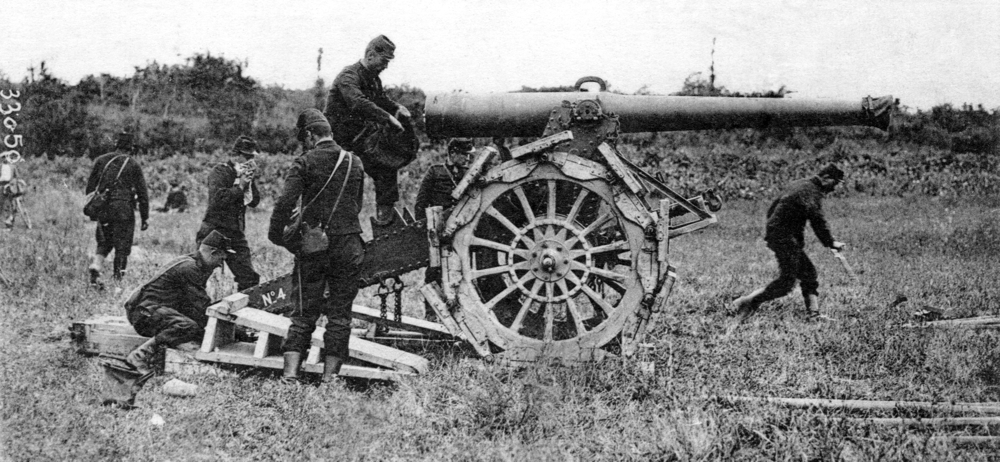 Vers 1915, exercice de mise en batterie d’un « 155 long », un des canons composant l’artillerie lourde française. Carte postale non datée, collection Mémoire Vive.