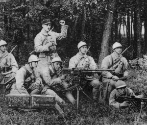 Mitrailleurs à l’exercice, en manœuvre à l’arrière du front. Carte postale non datée. Coll. Mémoire Vive.