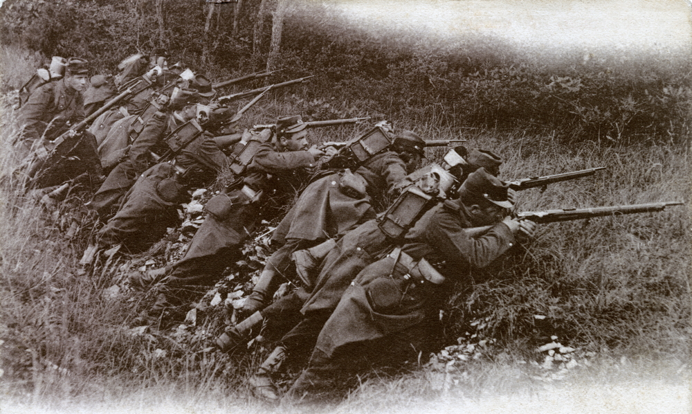 Tirailleurs en 1914, portant l’uniforme du début de la guerre ; Carte postale. Collection Mémoire Vive.
