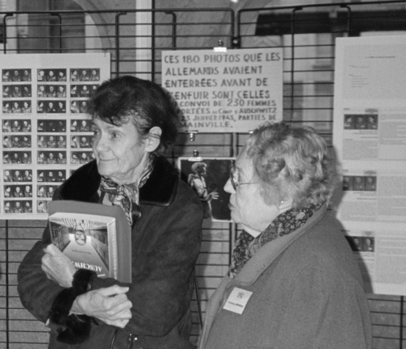 Madeleine Odru avec “Cécile”, Christiane Charua, épouse Borras, en décembre 2000 à Rouen, lors d’une assemblée générale de leur association. © Mémoire Vive.