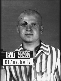 Auschwitz-I, le 8 juillet 1942.     Musée d’État d’Auschwitz-Birkenau,     Oswiecim, Pologne.     Collection Mémoire Vive. Droits réservés. 