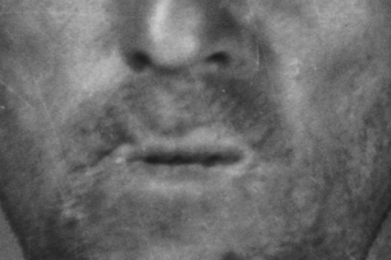 Une rétractation de la commissure des lèvres très spécifique… (recadrage du portrait d’Auschwitz). D.R.