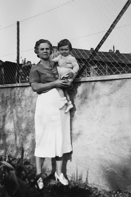 Adèle Dubeau et son petit-fils Jean-Claude Lavigne en septembre 1938 à Montzéville. Droits réservés.