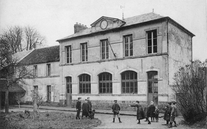 Aincourt. La mairie-école dans les années 1900. Carte postale, collection Mémoire Vive.
