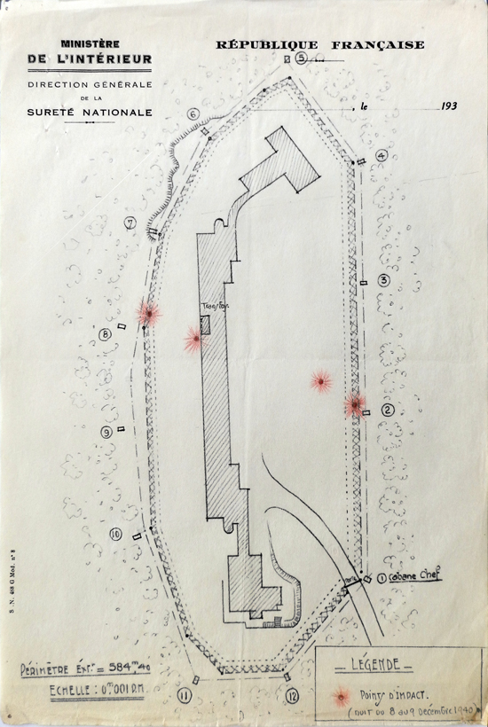 Centre de séjour surveillé d’Aincourt. Plan de l’enceinte montrant les points d’impact après le bombardement par un avion anglais dans la nuit du 8 au 9 décembre 1940. Arch. dép. des Yvelines (1W71).