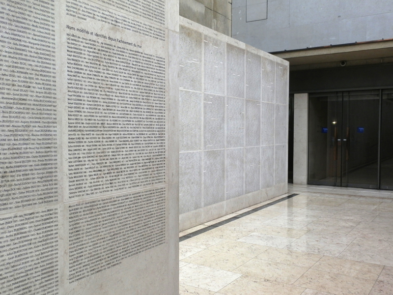 Le Mémorial de la Shoah, au 17 rue Geoffroy-l’Asnier à Paris 4e. À gauche, panneau du Mur des noms pour les déportés de l’année 1942 avec les « noms modifiés et identifiés depuis l’achèvement du mur » (janvier 2005). De nombreux otages juifs du convoi du 6 juillet 1942 y ont été ajoutés ensuite… Photo Mémoire Vive (déc.2011).