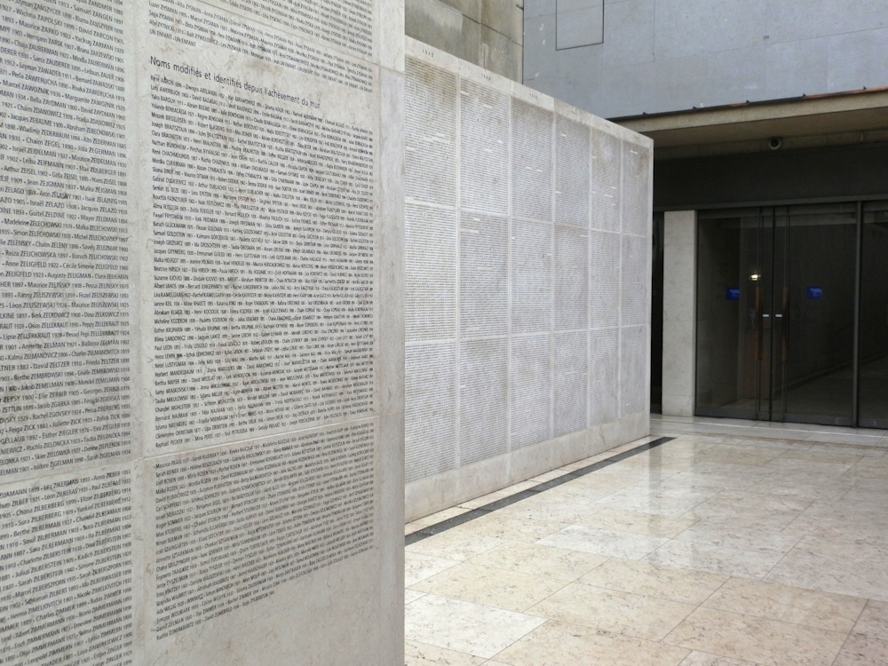 Le Mémorial de la Shoah. À gauche, dans son état en 2011, le panneau du Mur des noms pour les déportés de l’année 1942 avec les « noms modifiés et identifiés depuis l’achèvement du mur » (janvier 2005). De nombreux otages juifs du convoi du 6 juillet 1942 y ont été ajoutés ensuite… Photo Mémoire Vive.