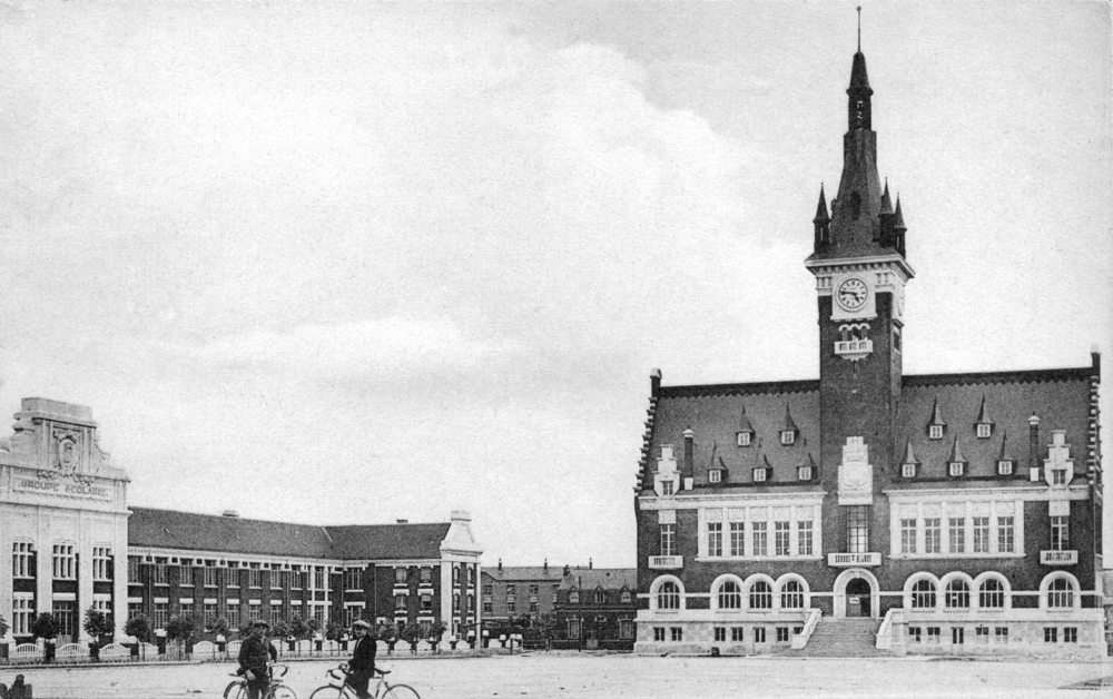Albert. L’hôtel de ville et le groupe scolaire dans les années 1900. Carte postale, collection Mémoire Vive.