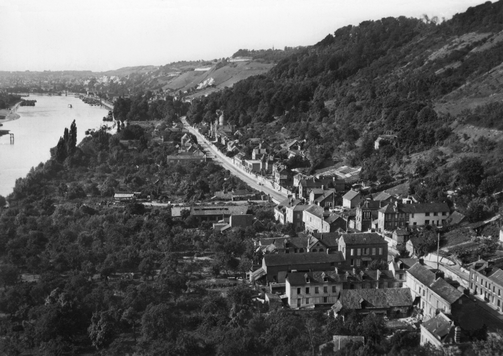 Amfreville-la-Mivoie après guerre, en bord de Seine. À l’horizon : Rouen. Carte postale, coll. Mémoire Vive.