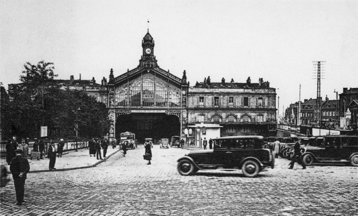 Façade de la gare d’Amiens dans les années 1920.  Carte Postale. Collection Mémoire Vive.