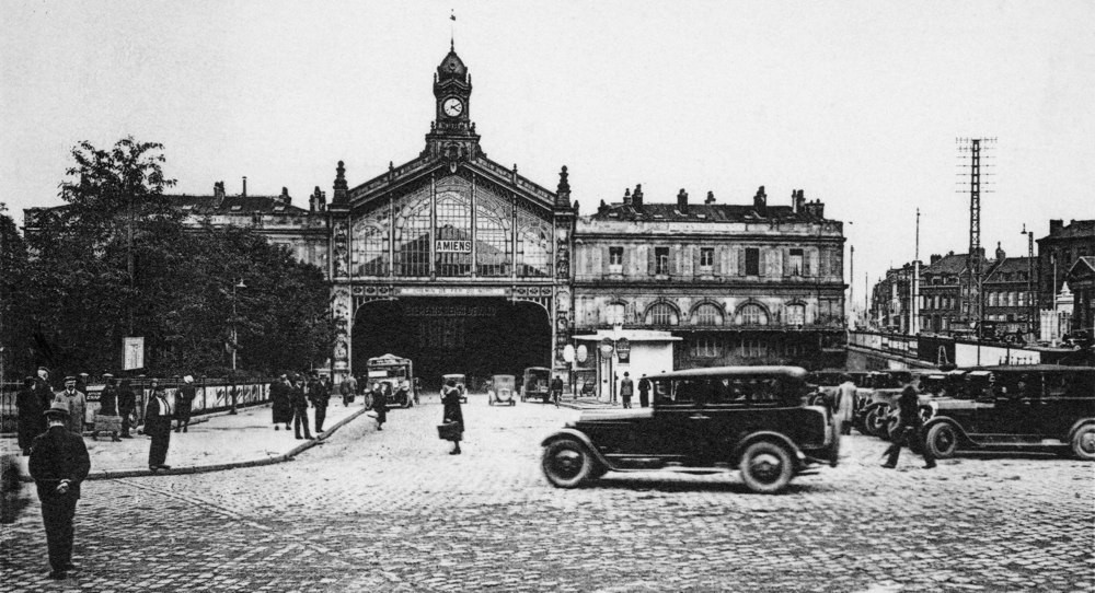 Façade de la gare d’Amiens dans les années 1920. Carte Postale. Collection Mémoire Vive.