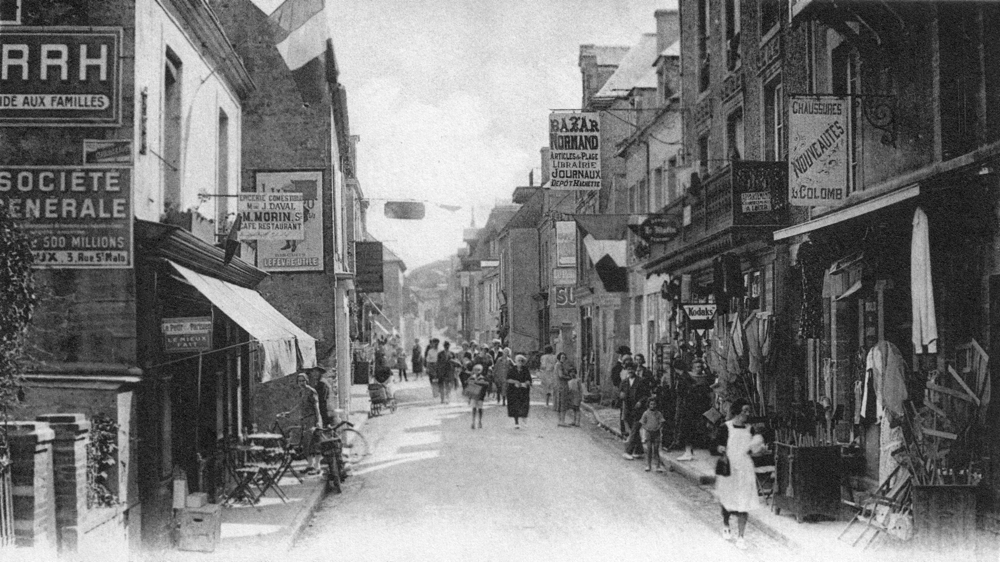 Arromanches. La rue de Bayeux dans les années 1920. Carte postale. Collection Mémoire Vive.