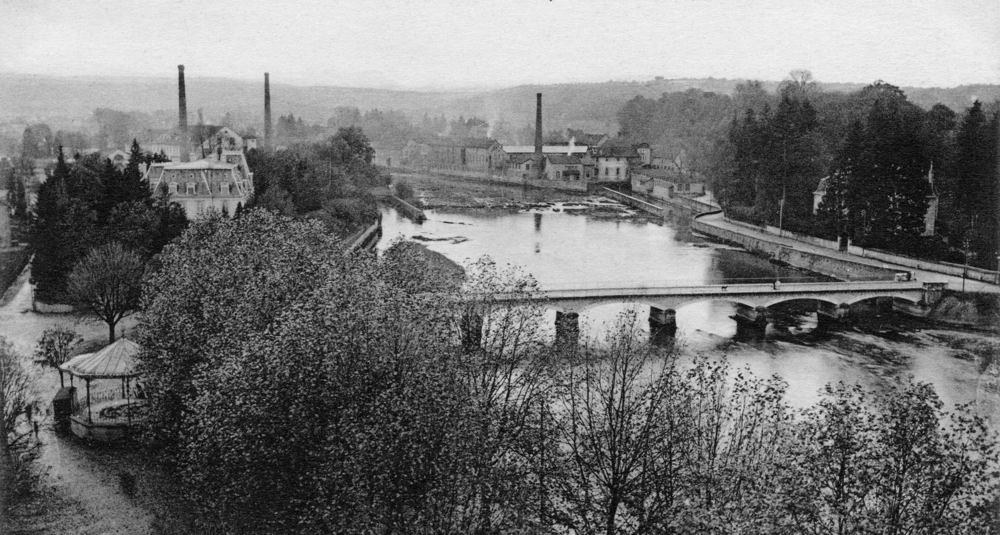 Audincourt. Le pont et les usines. Carte postale non datée (années 1900 ?). Coll. Mémoire Vive.