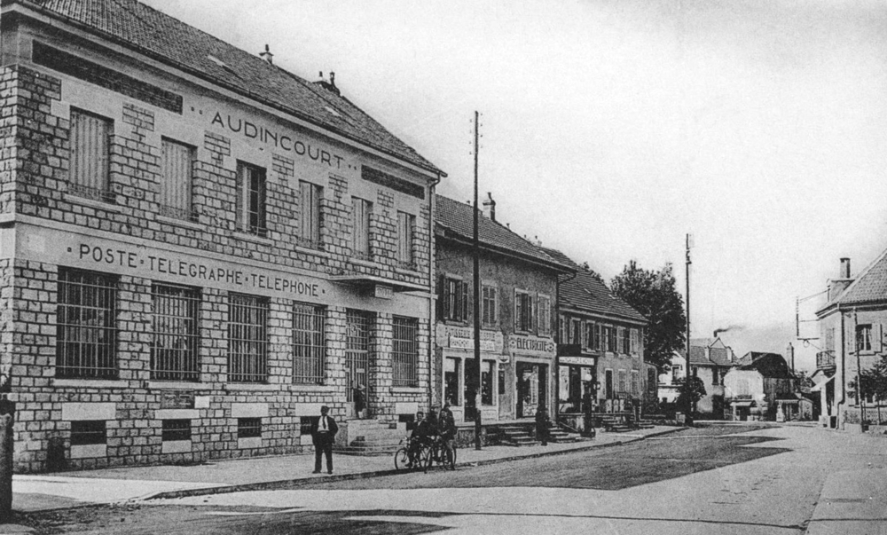 Audincourt. La Poste dans la rue de Belfort. Carte postale des années 1930.