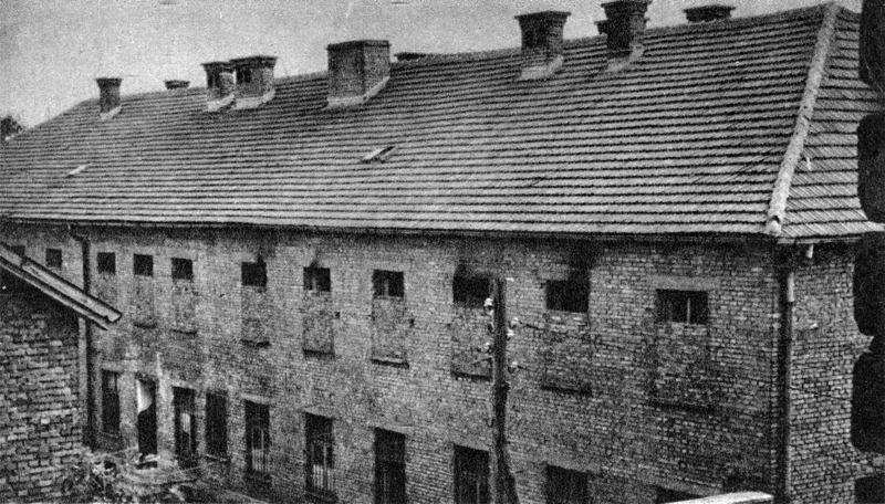 Auschwitz-I. Le premier étage du Block 11, avec ses fenêtres partiellement obstruées. Carte postale. Coll. Mémoire Vive.