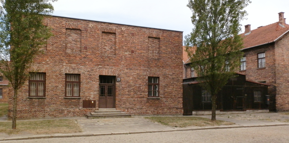 Auschwitz-I. Le Block 26, consacré à l’enregistrement des détenus et comportant le service photographique. © Mémoire Vive.