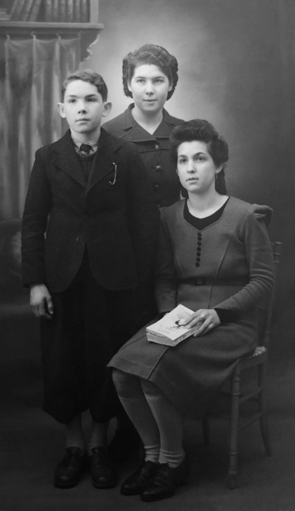 Kléber, Huguette et Édith Breton. Photo réalisée en studio en 1942 afin d’être envoyée à leurs parents prisonniers. Album d’Édith Breton, © Patrice Cotensin.
