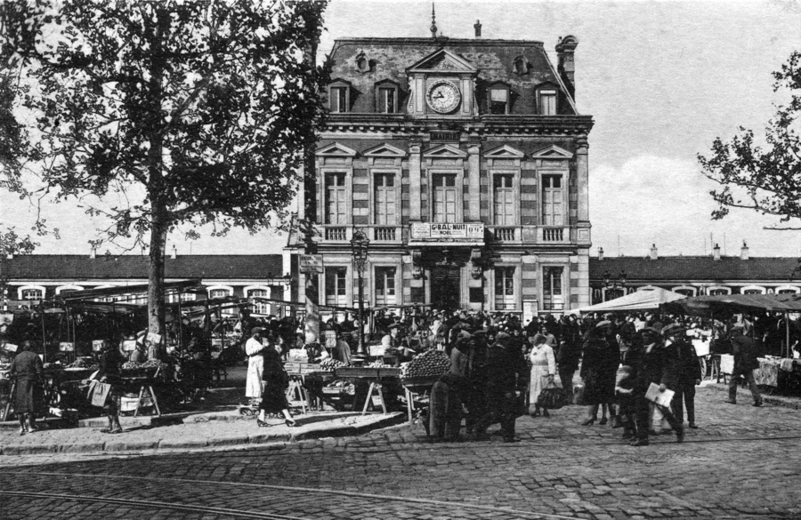 Bagnolet, la mairie et le marché. Carte postale voyagée en 1937. Collection Mémoire Vive.
