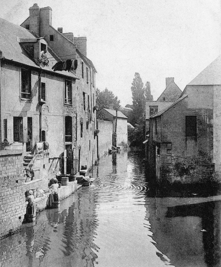 Bayeux. Rue Saint-Jean, vue sur l’Aure depuis le pont. Carte postale des années 1900. Coll. Mémoire Vive.