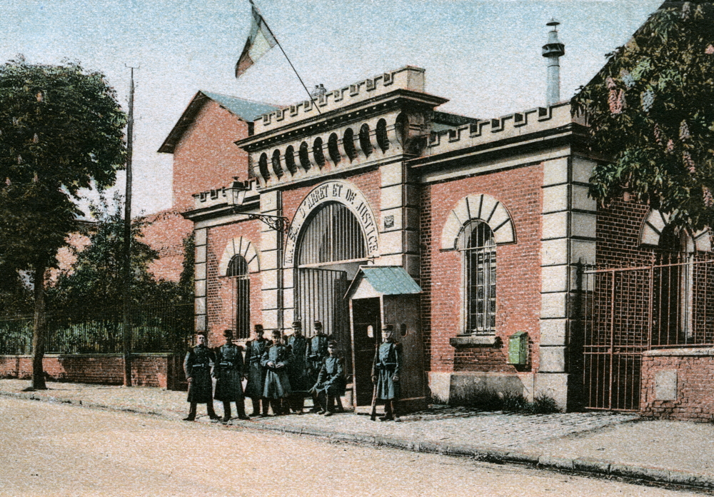 Beauvais. La prison dans les années 1900. Carte postale colorisée. Collection Mémoire Vive.