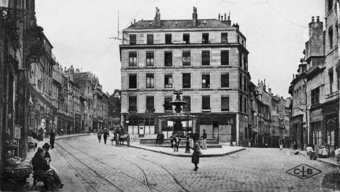 Besançon. La place Bacchus dans les années 1900. Carte postale. Collection Mémoire Vive.