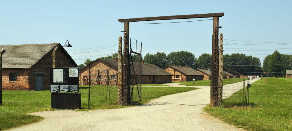 Portail du secteur B-Ib du sous-camp de Birkenau par lequel sont passés tous les “45000”. © Mémoire Vive 2015.