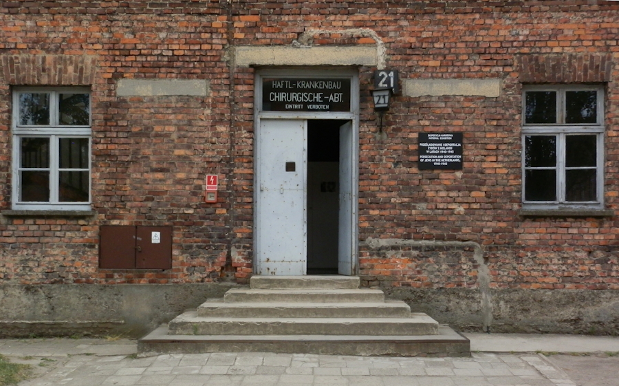 Auschwitz-I, l’entrée du Block 21 en 2017. © Mémoire Vive.