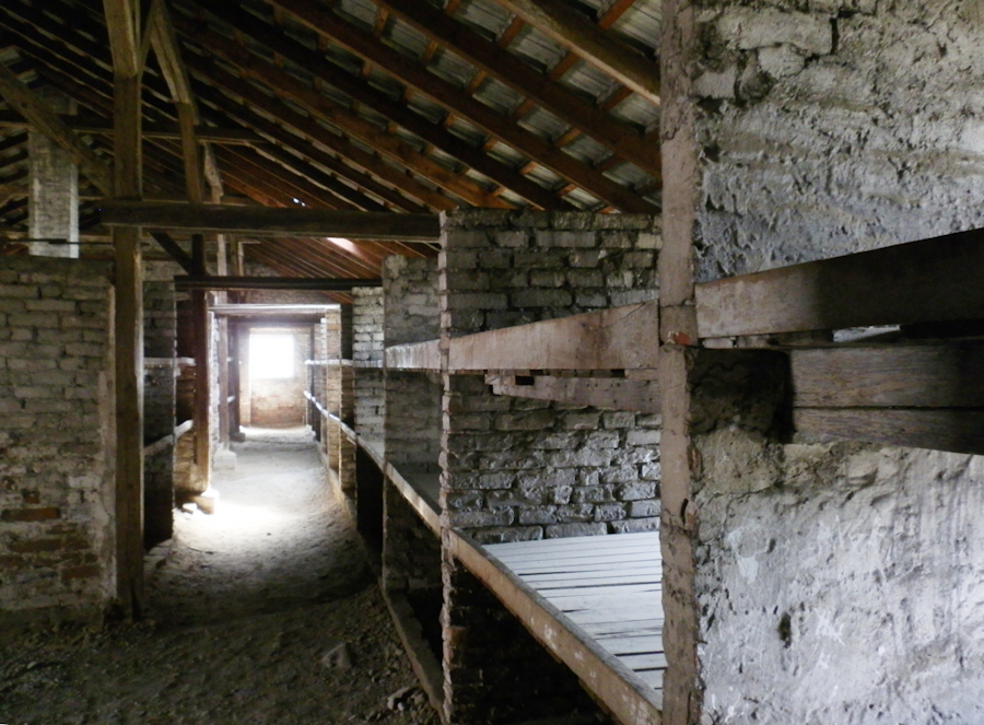 Le Block 26, en briques, dans le sous-camp B-Ia ; perspective entre les châlits. © Mémoire Vive.