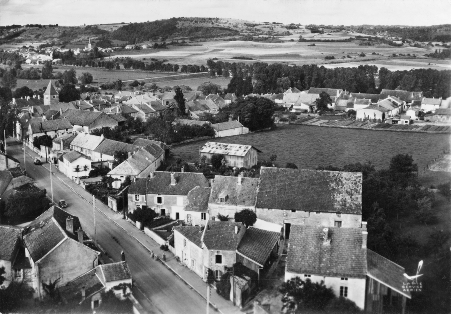 Bologne, le village, photographie aérienne d’après-guerre. Carte postale. Collection Mémoire Vive.