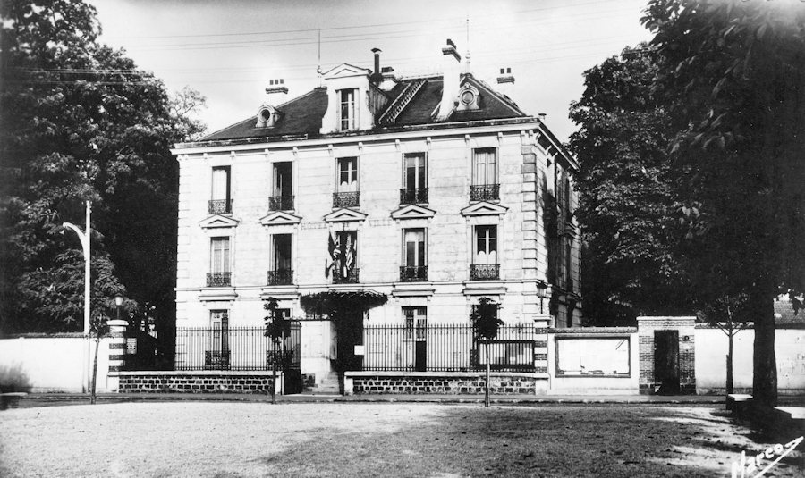 Bondy, l’hôtel de ville après-guerre. Carte postale, collection Mémoire Vive.