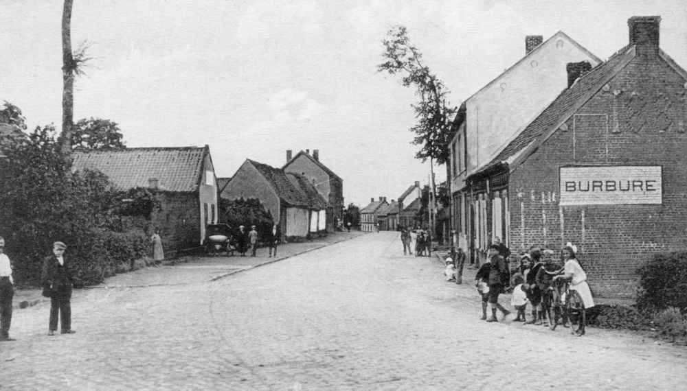 Burbure, entrée du village par la rue de Pernes. Carte postale des années 1900. Collection Mémoire Vive.