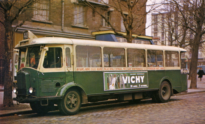 Bus Renault de 1936 photographié dans les années 1970. Carte postale. Collection P. Labate.