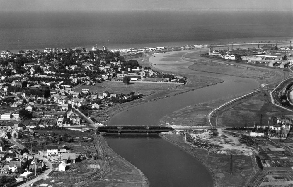 La ville balnéaire de Cabourg (à gauche), séparée de l’usine métallurgique (en haut à droite) par la Dive. Carte postale des années 1950. Collection Mémoire Vive.