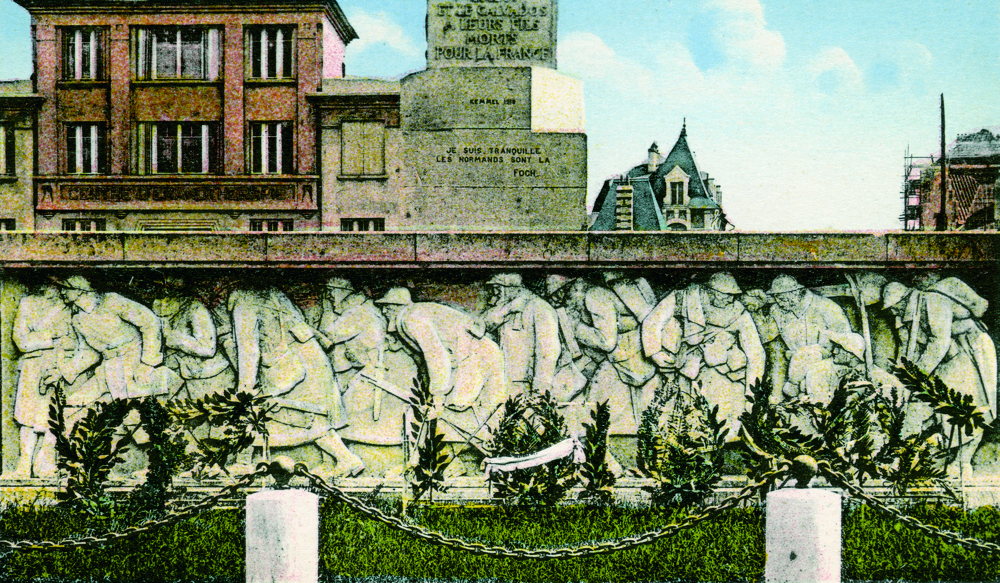 Frise de la base du monument aux morts de Caen. Carte Postale. Collection Mémoire Vive.