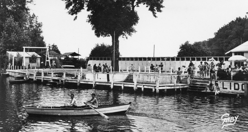Une piscine sur l’Orne : le Lido dans les années 1950. Carte postale. Collection Mémoire Vive.