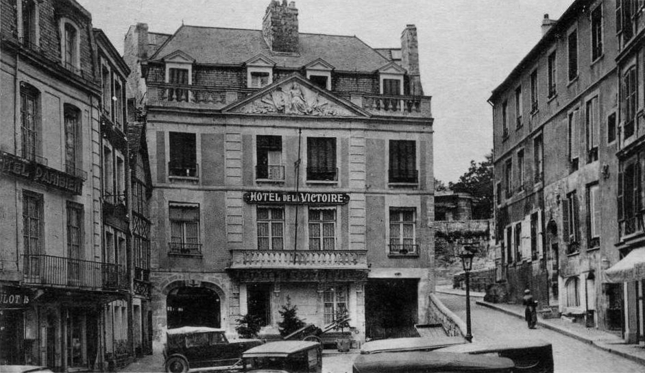 Caen, la place du Marché-au-Bois et l’Hôtel Parisien. Carte postale des années 1900.