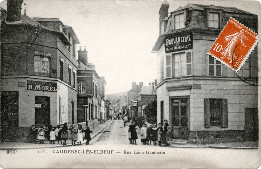 Caudebec-lès-Elbeuf. Entrée de la rue Léon-Gambetta dans les années 1900. Carte postale, collection Mémoire Vive.
