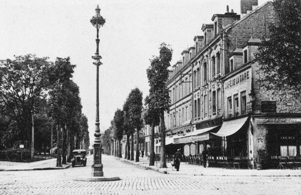 Charleville. Place de la gare dans les années 1920. Collection Mémoire Vive.