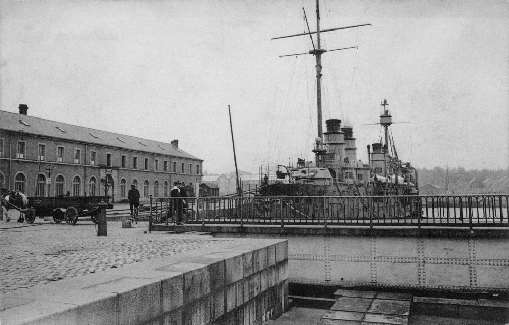 Cherbourg. Le port militaire et les ateliers des forges de l’Arsenal dans les années 1900.  Carte Postale. Coll. Mémoire Vive.