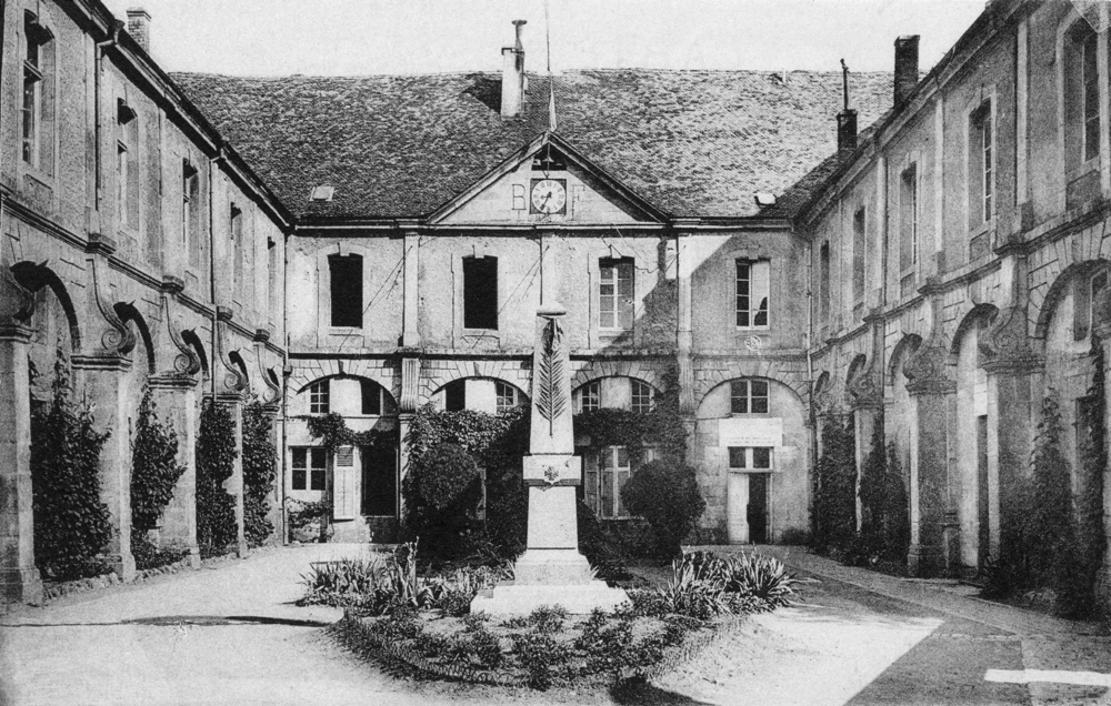 Commercy. L’École Normale avec le Monument aux instituteurs.  Carte postale des années 1920. Collection Mémoire Vive.