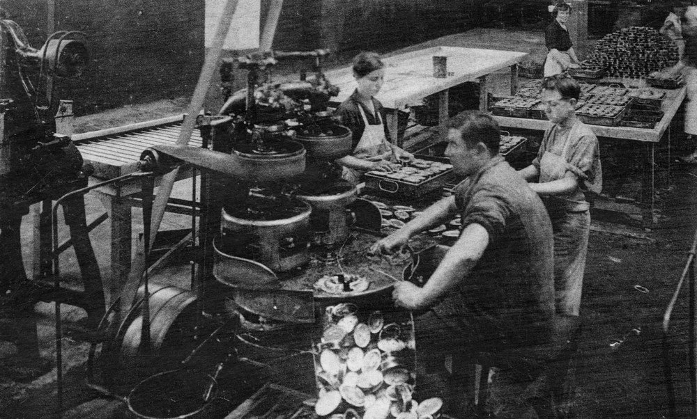 Concarneau. Sertissage des boîtes de thon à l’usine Provost-Barbe. Carte postale oblitérée en 1938. Coll. Mémoire Vive.