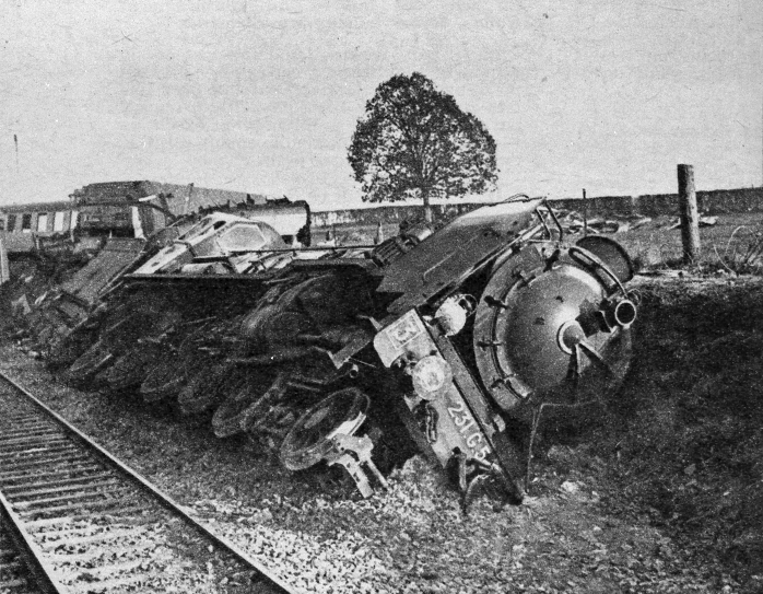 La locomotive du premier train ayant déraillé le 16 avril 1942. Collection R. Commault/Mémorial de Caen. In De Caen à Auschwitz, éditions Cahiers du Temps, juin 2001, page 11.