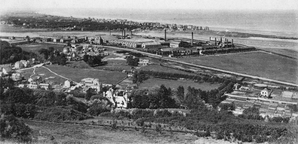 Dives-sur-Mer dans les années 1900. Au-delà de l’usine et de la Dives, la station balnéaire de Cabourg. Carte postale, collection Mémoire Vive.