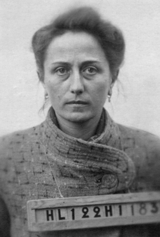 Héléna Fournier en janvier 1943, âgée de 38 ans. Photo d’immatriculation au camp allemand du fort de Romainville. © Collection Carole Toulousy-Michel