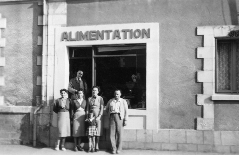 La “boutique” d’Héléna et Raphaël Fournier vers 1960. Au centre, Héléna et sa petit-fille Carole ; à gauche, Liliane, et, au-dessus, Raphaël. © Collection Carole Toulousy-Michel.