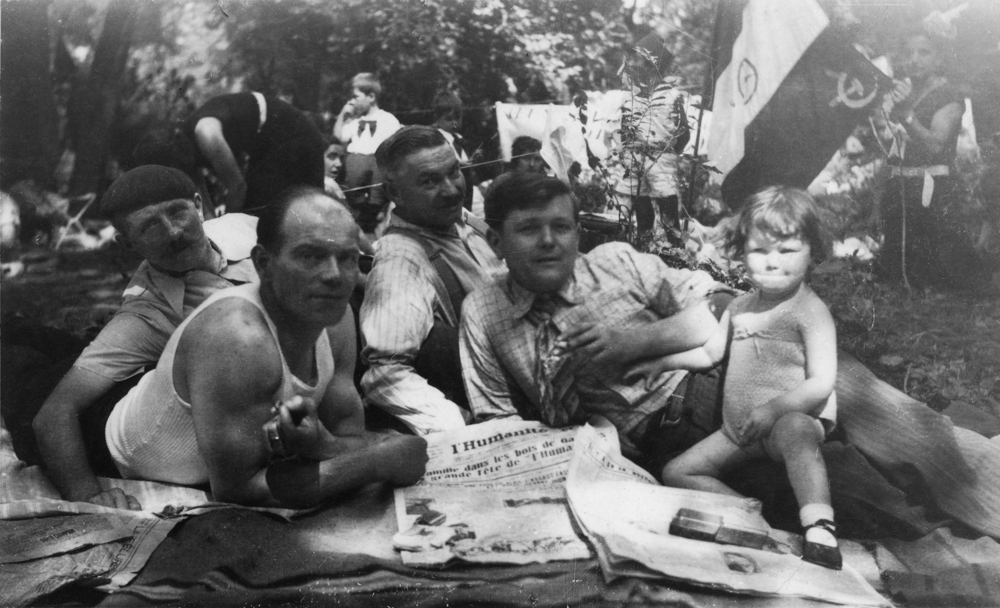  Le 30 août 1936, à la Fête de L’Humanité dans la clairière des Trente Marronniers à Garches.  Joseph Kermen est à droite, avec sa fille  Arlette. © Pierre Labate. Droits Réservés.