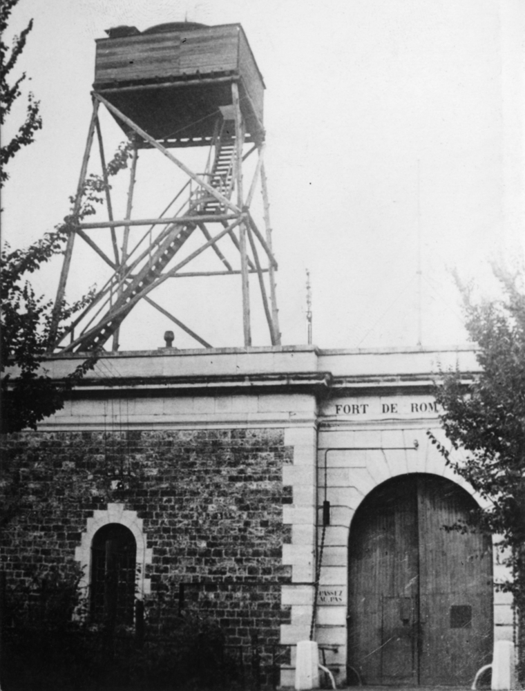 L’unique entrée du Fort de Romainville (Haftlager 122), surplombée par un mirador. © Musée de la résistance nationale (MRN), Champigny-sur-Marne (94).