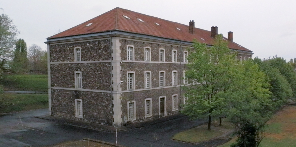 Le bâtiment A, vue vers l’intérieur du fort, du côté des cours de promenade clôturées. Photo Mémoire Vive.