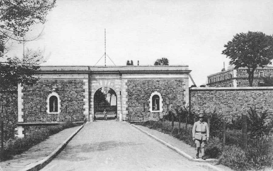 L’entrée du fort de Romainville dans les années 1920. Carte postale, collection Mémoire Vive.
